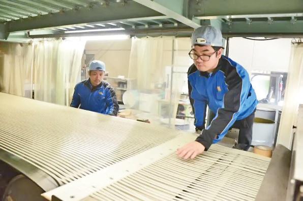 少数精鋭のスタッフが活躍する職場。堅苦しい上下関係はありません!